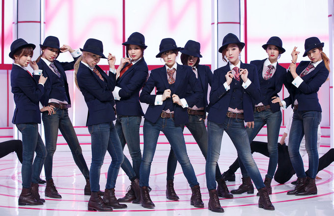Nhắc đến nữ idol mặc suit không thể không nhắc tới huyền thoại SNSD. Trong quá trình quảng bá Mr Mr năm 2014, 9 cô gái đã khiến fan đổ rầm rầm trước concept "soái tỷ" cực ngầu và mạnh mẽ.